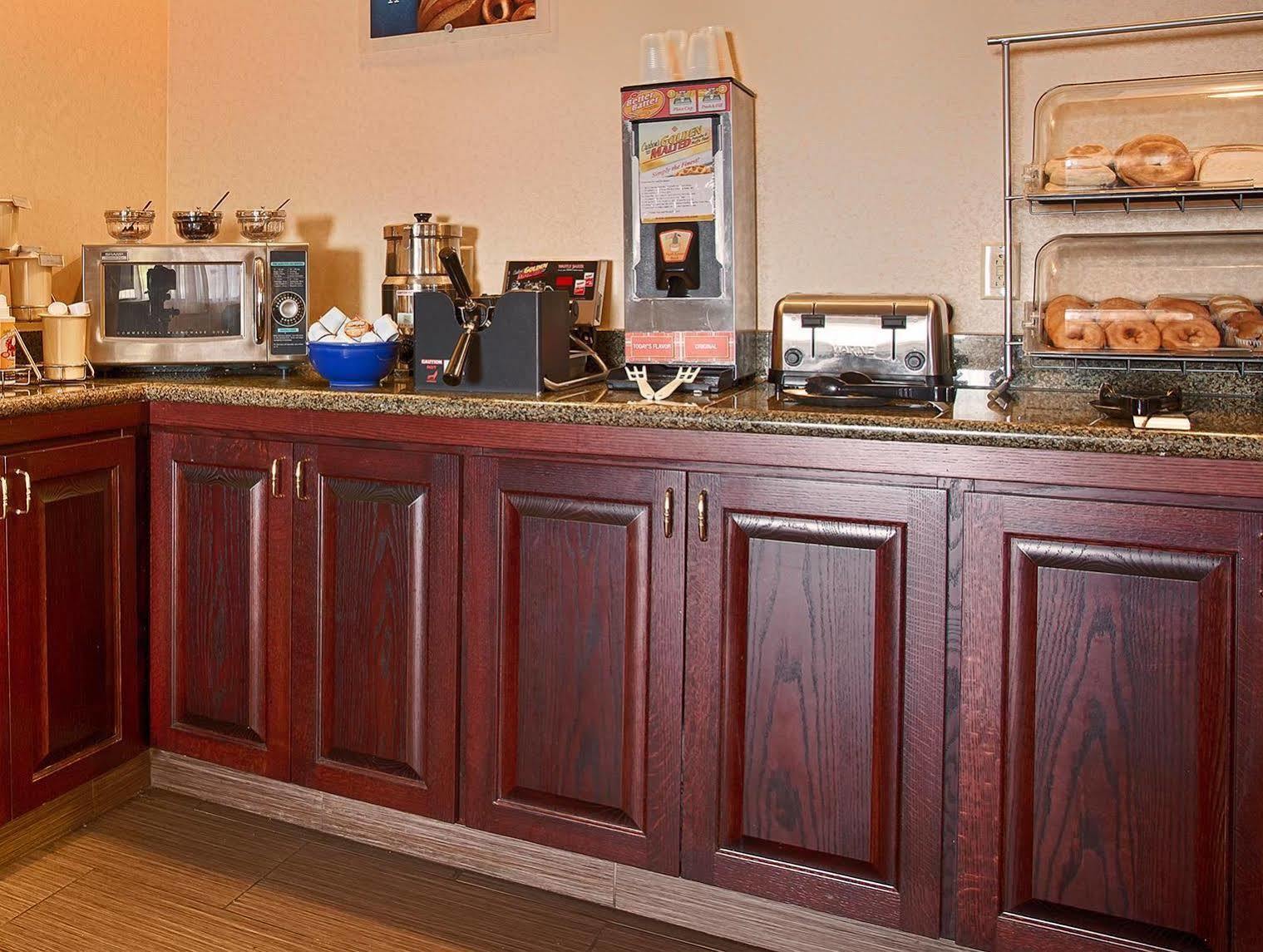 Best Western Plus Executive Inn St. Marys Екстериор снимка